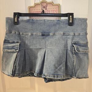 Adorable Almost Famous denim cargo mini skort